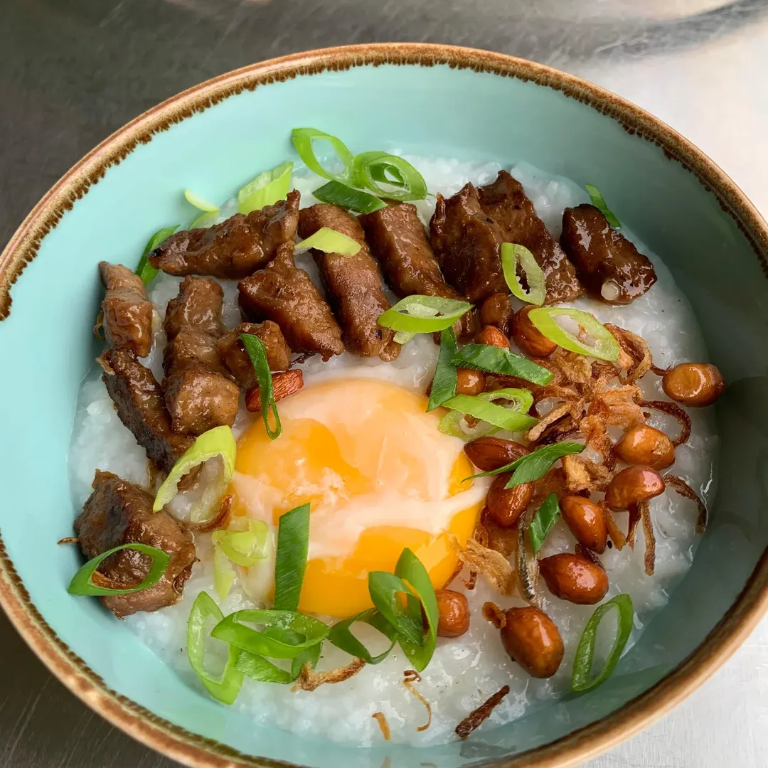 Wagyu Steak Porridge — bubur dengan potongan wagyu, telur, dan kacang